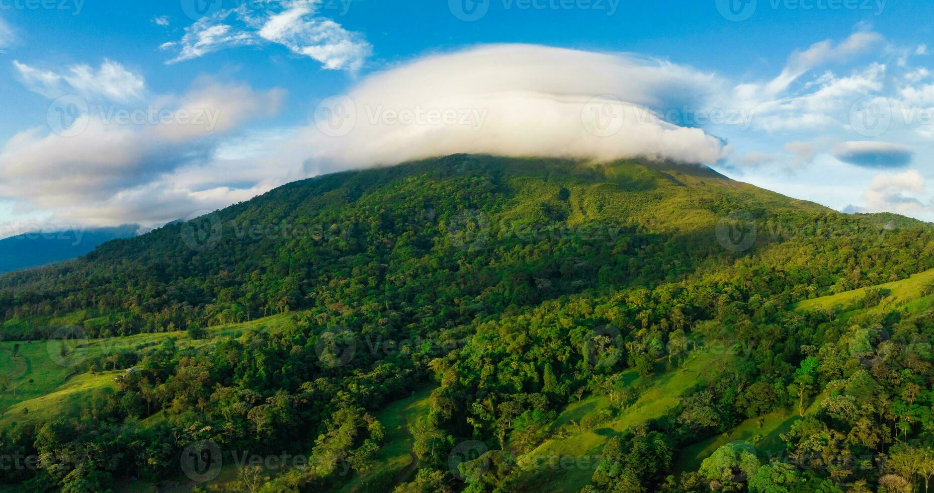 Fantastisk se av skön arenal vulkan i costa rica foto