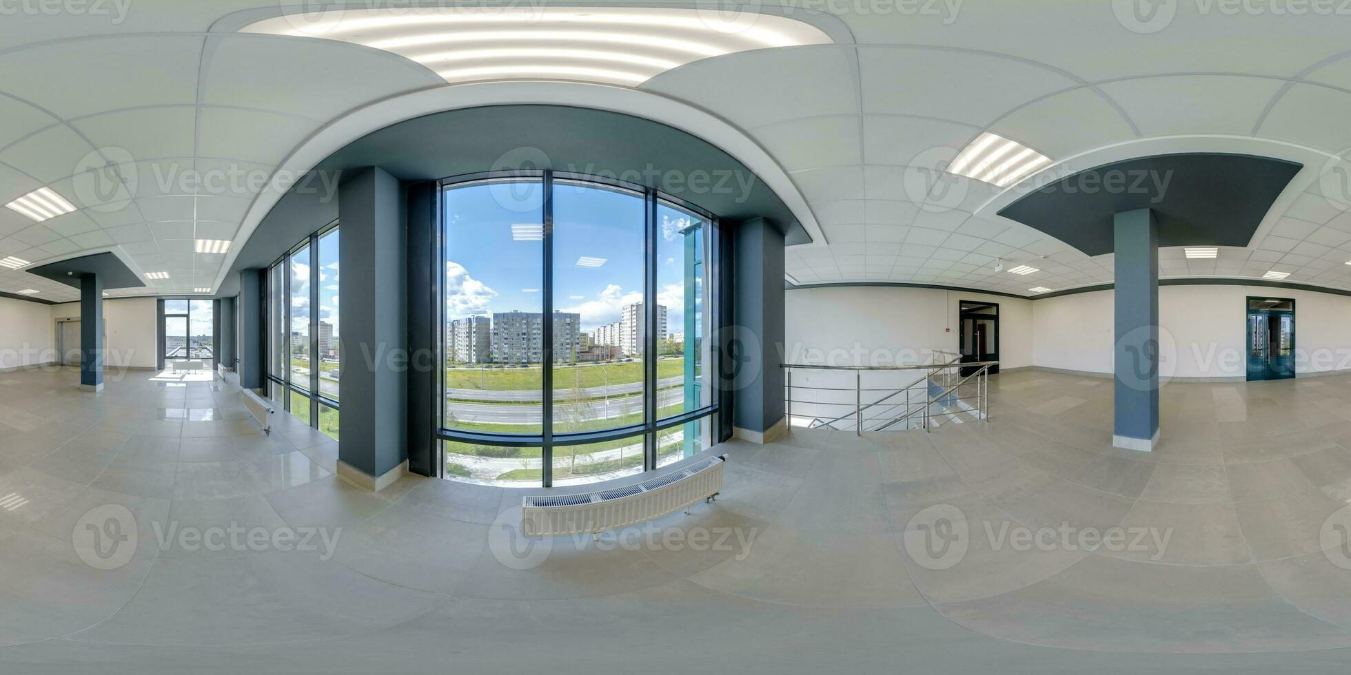 full sömlös sfärisk hdri 360 panorama se i tömma modern hall med kolumner, dörrar och panorama- fönster i likriktad utsprång, redo för ar vr innehåll foto