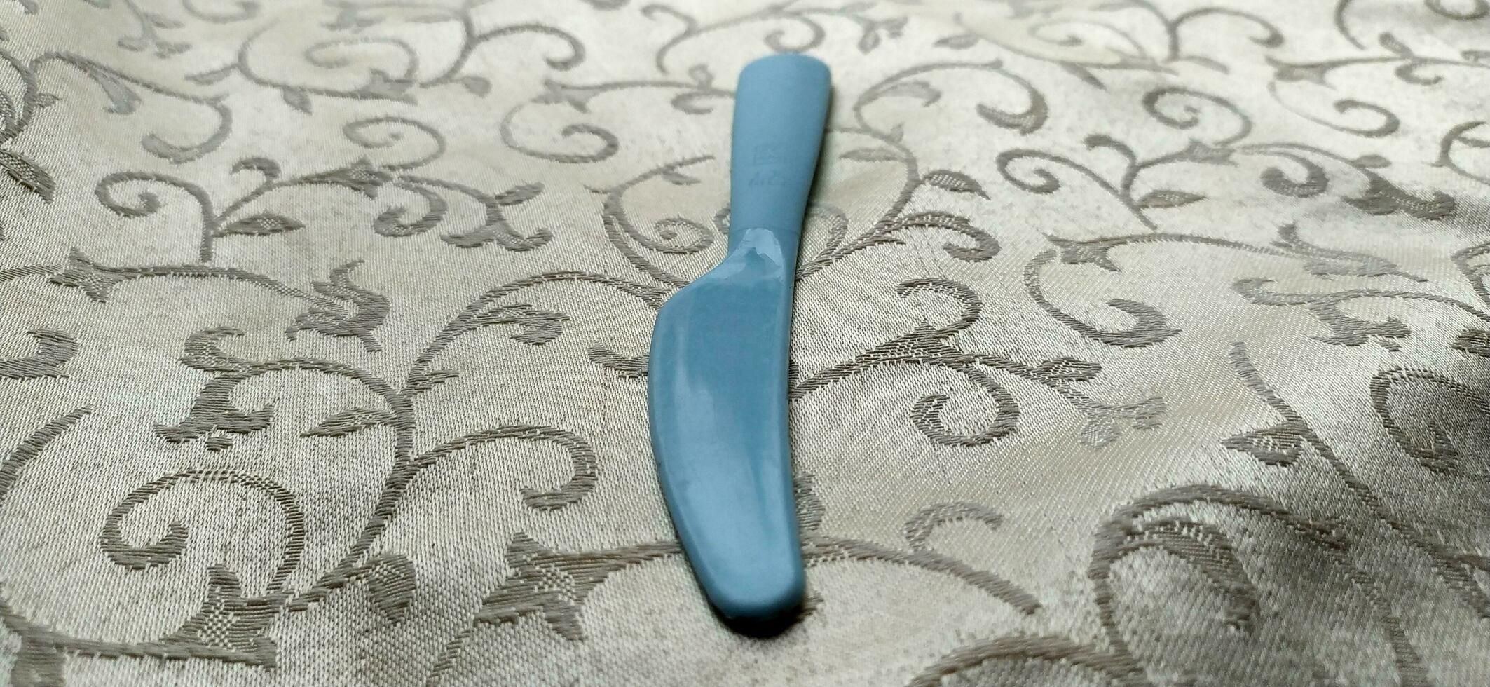 de kniv för skärande biff är blå, tillverkad av plast foto