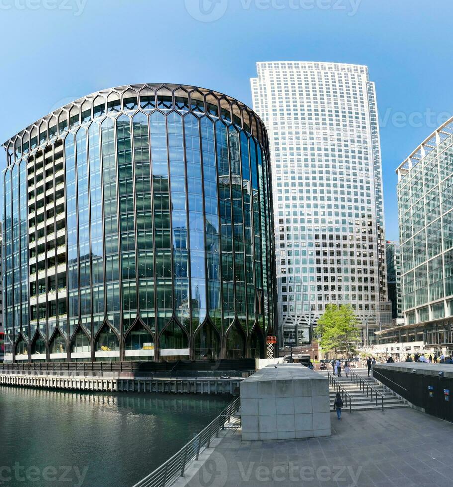 låg vinkel panorama- se av kanariefågel kaj byggnader på central London stad av England bra Storbritannien. de antal fot var fångad på 08 juni 2023 under klar dag. foto