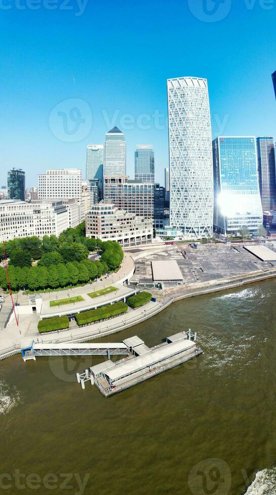 hög vinkel panorama- se av kanariefågel kaj byggnader på central London stad av England bra Storbritannien. de antal fot var fångad med drönare kamera på låg höjd över havet på 08 juni 2023 under solnedgång. foto