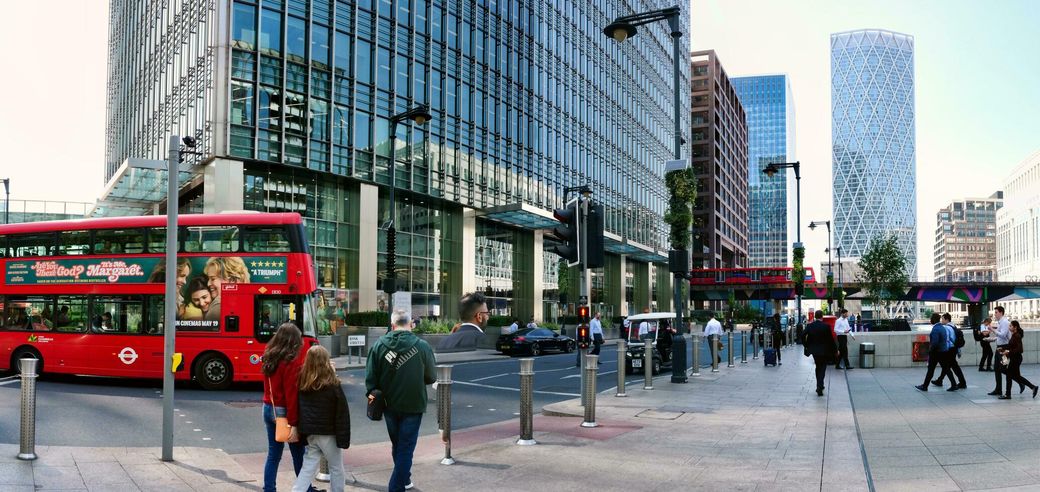 låg vinkel panorama- se av kanariefågel kaj byggnader på central London stad av England bra Storbritannien. de antal fot var fångad på 08 juni 2023 under klar dag. foto