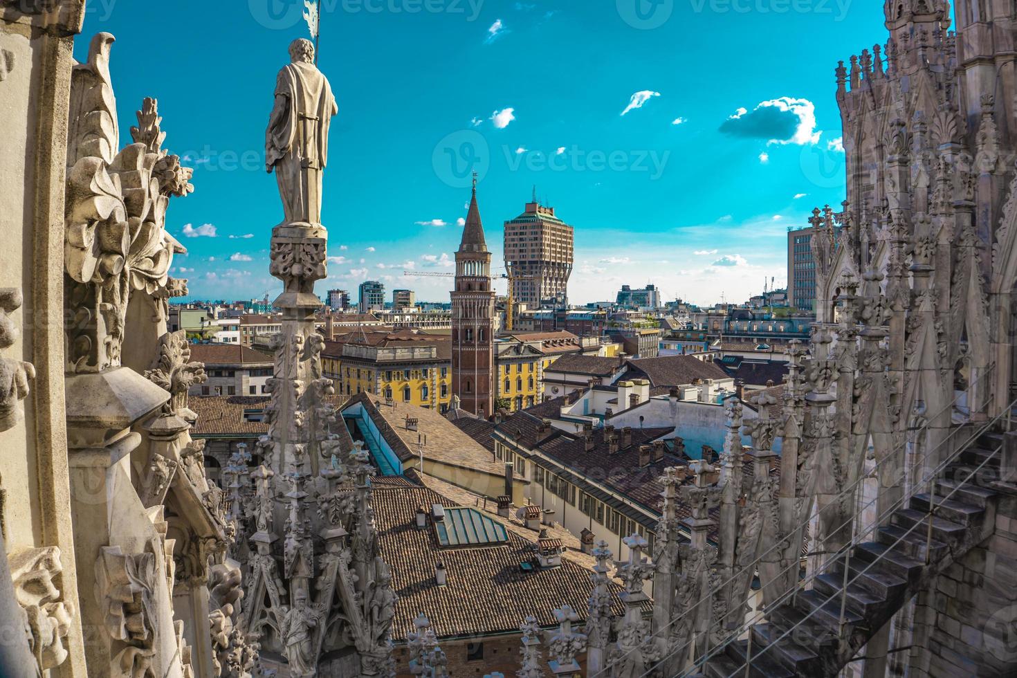 panoramautsikt över stadens horisont sett från terrasserna i Milanos katedral foto