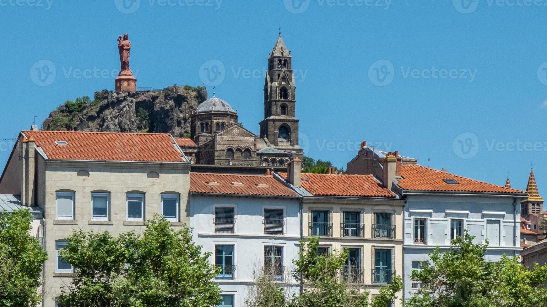 Notre Dame de France staty och katedral Puy en Velay, Haute-Loire, Frankrike foto