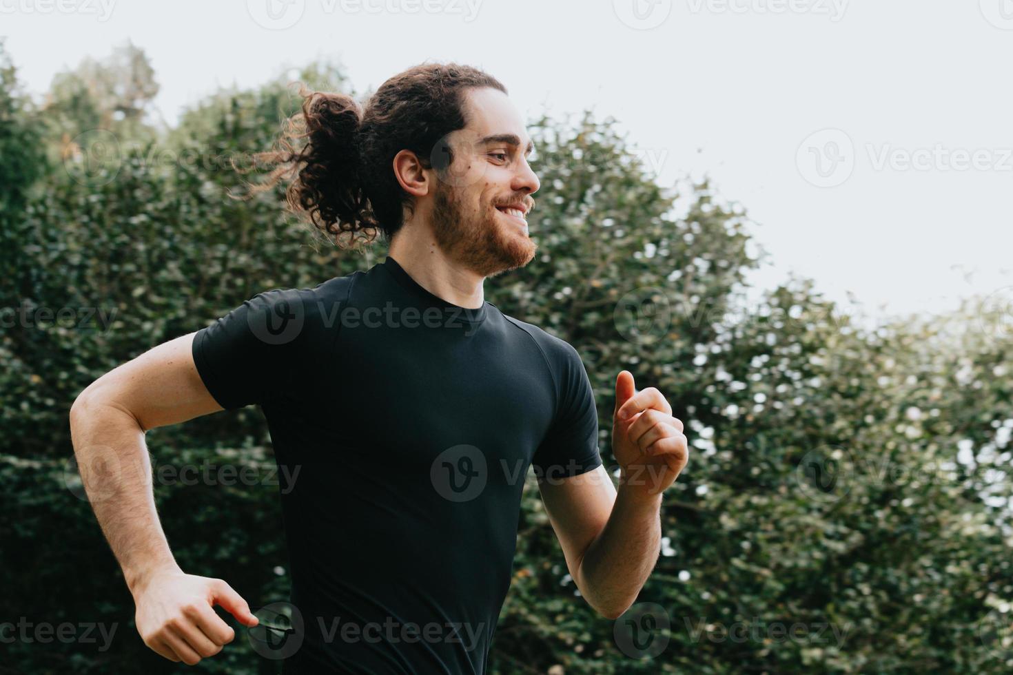 en super närbild av en man som tränar i parken medan du ler foto