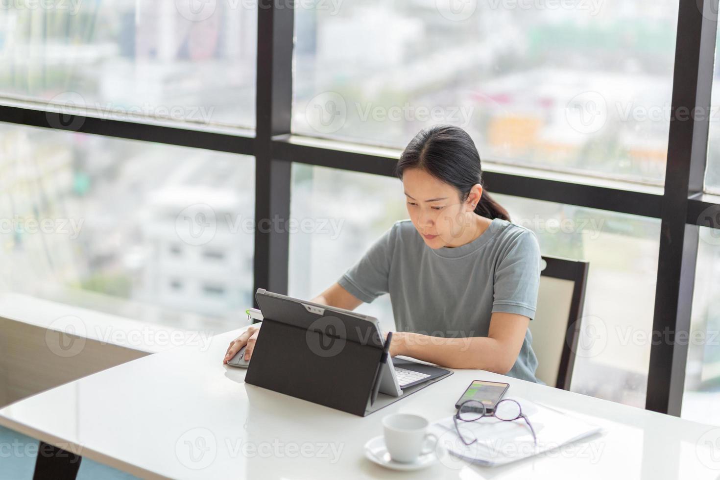 affärskvinna som i regeringsställning arbetar på en bärbar dator foto