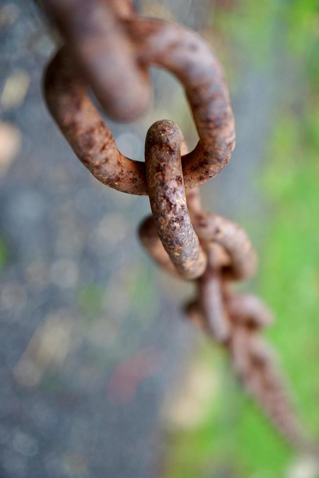 gammal rostig metallisk kedja foto