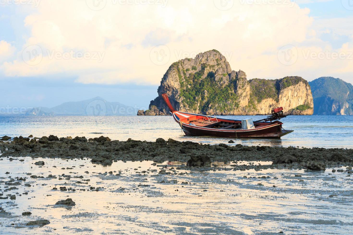 infödda båt på stranden och soluppgång på morgonen på trang thailand foto