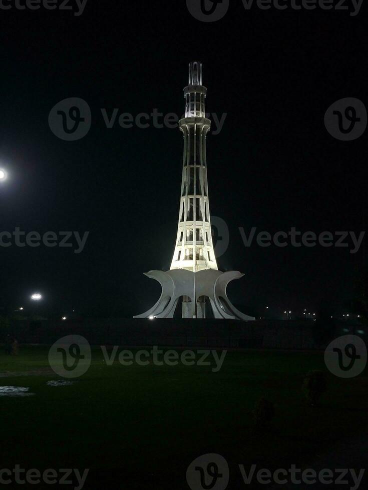 manar pakistan som visar dess skönhet på natt foto