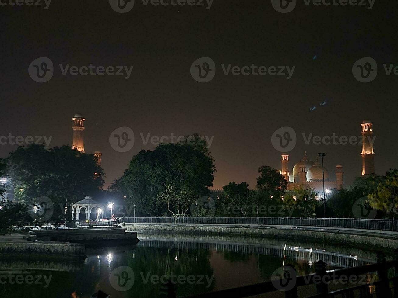 manar pakistan som visar dess skönhet på natt foto