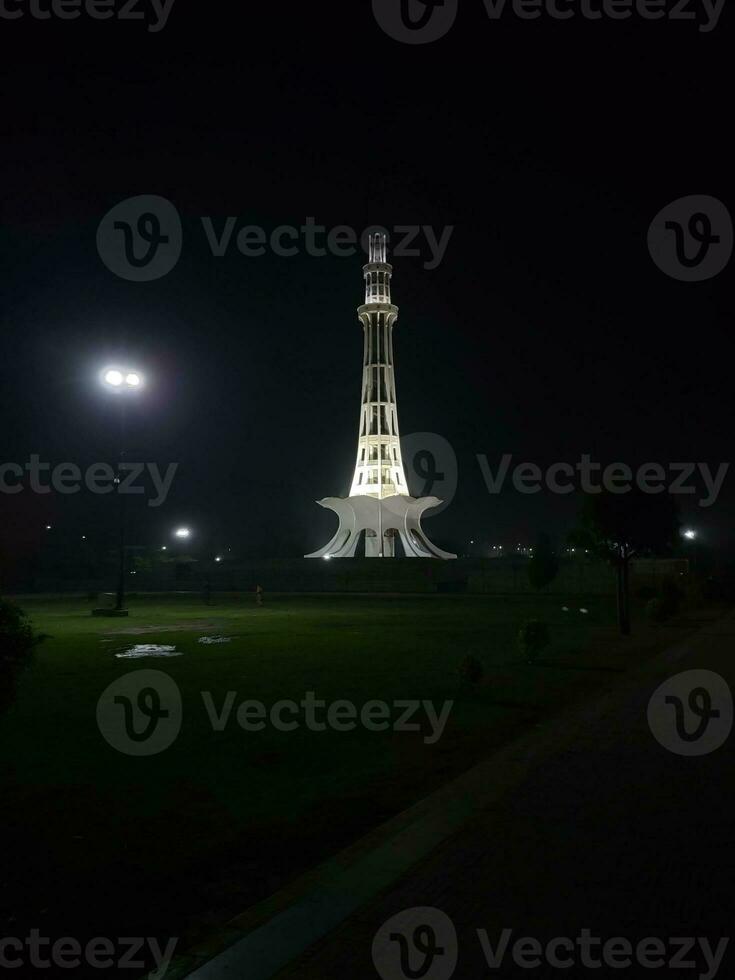 manar pakistan som visar dess skönhet på natt foto