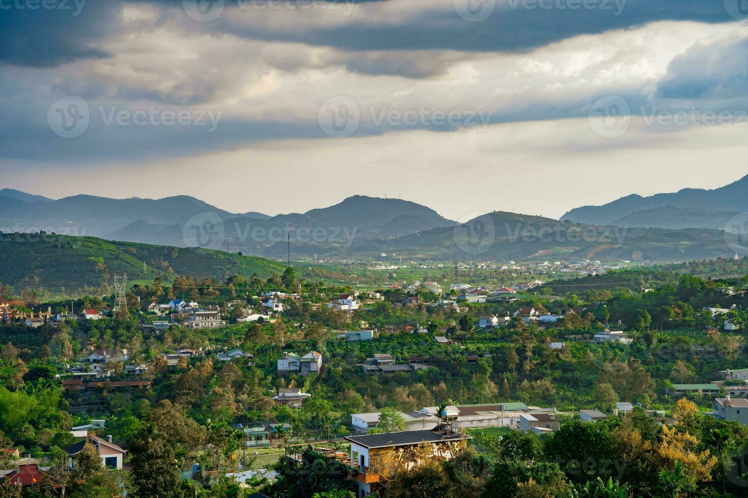 majestätisk solnedgång i de berg landskap i dai binh berg dal, vietnam foto