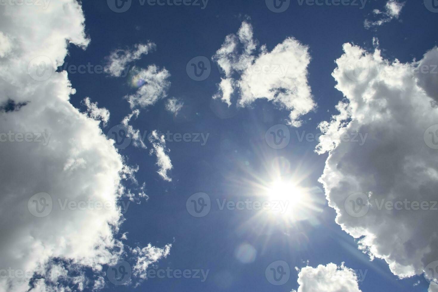 himmelskt himmel mellan de vit moln och de strålnings Sol foto