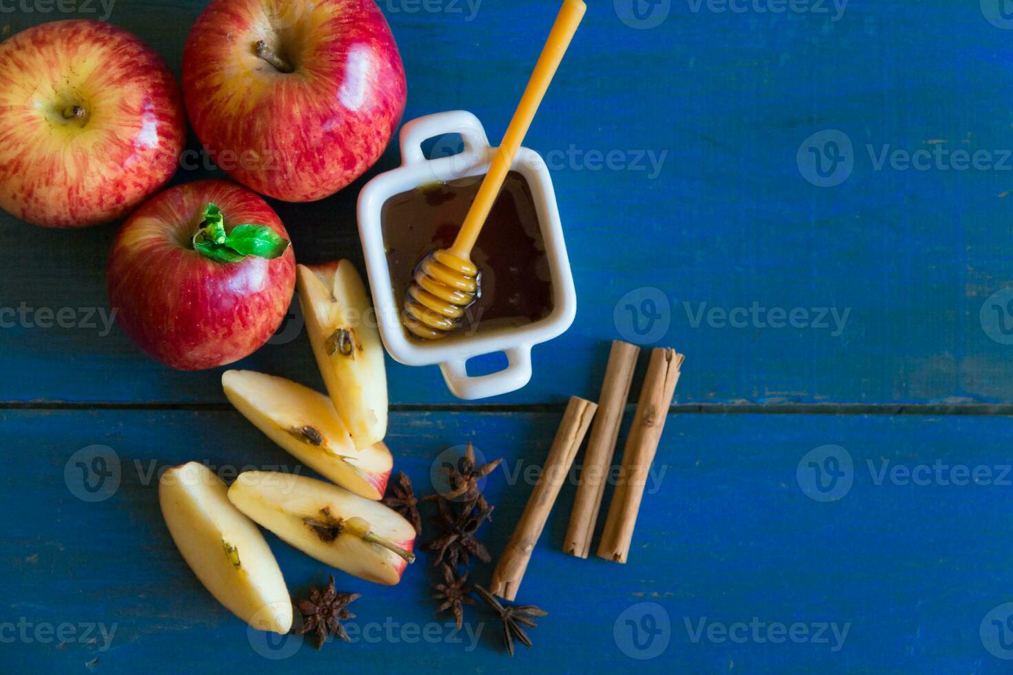 äpplen och honung symbol av rosh hashanah, jewish ny år foto