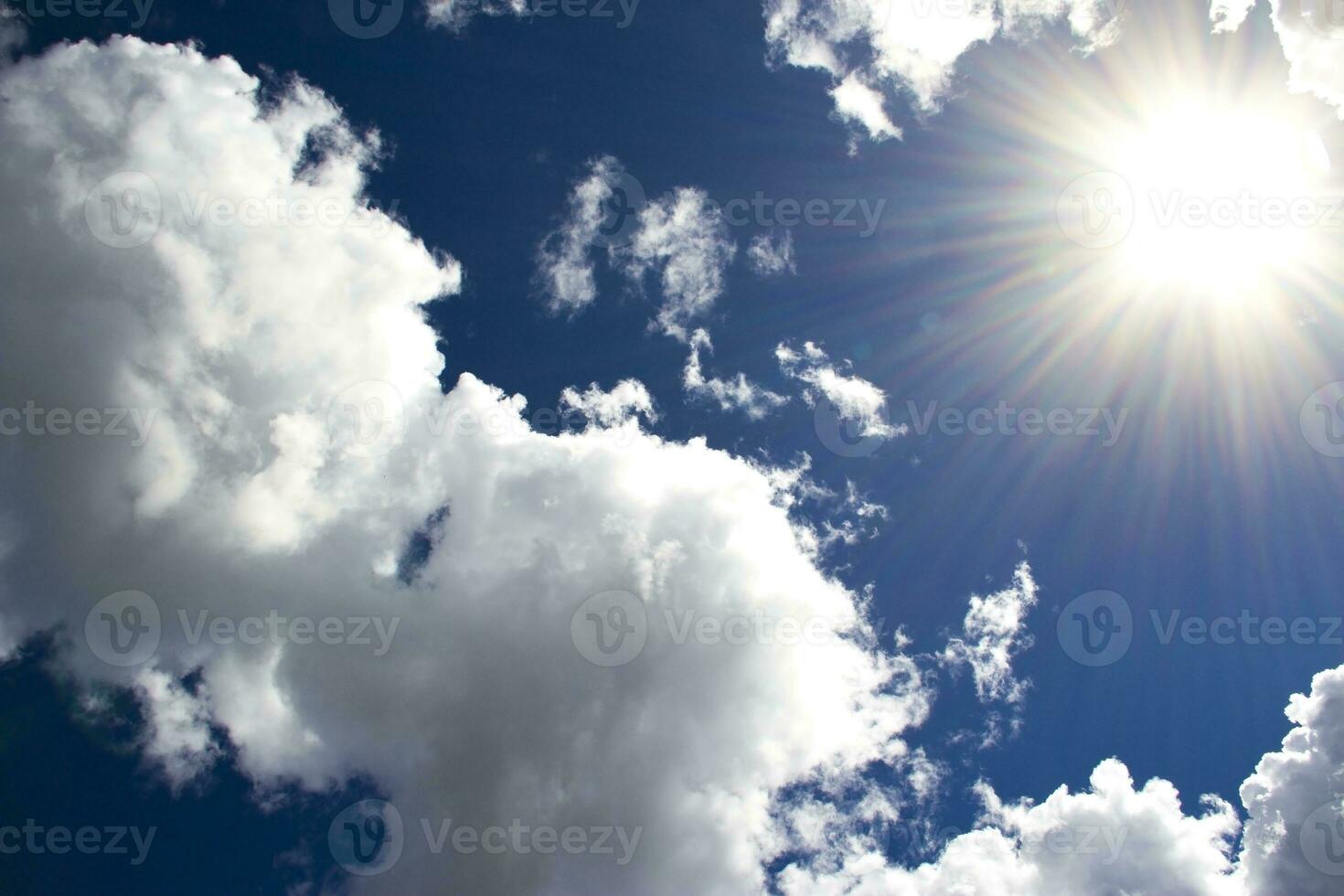 himmelskt himmel mellan de vit moln och de strålnings Sol foto