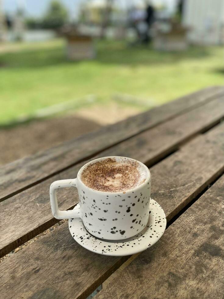 varm kaffekopp på träbord foto