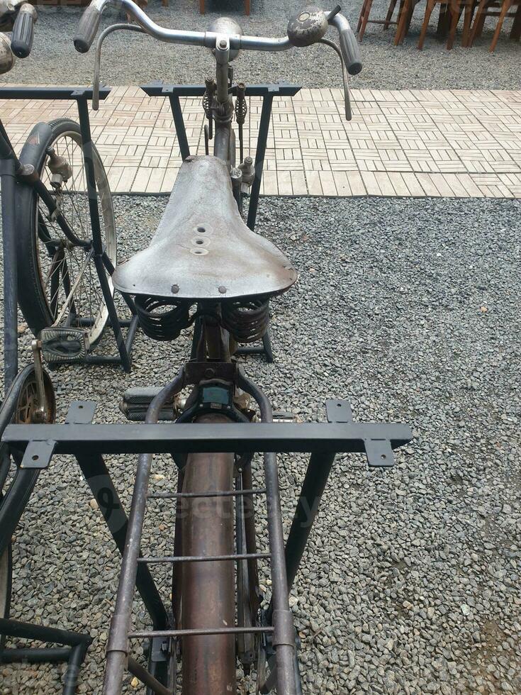 gammal rostig cykel detalj. gammal cykla, köra kedja, hjul, rost. blå cykel. sepeda tua. sepeda ontel. foto