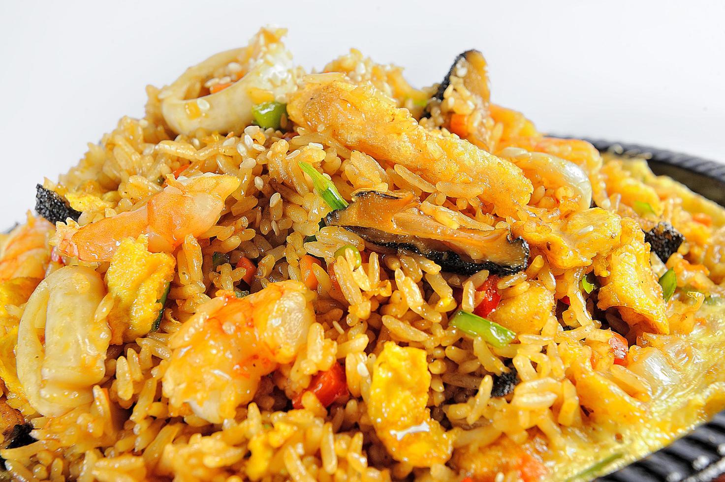 peruansk mat havsmat och ris som kallas arroz con mariscos foto