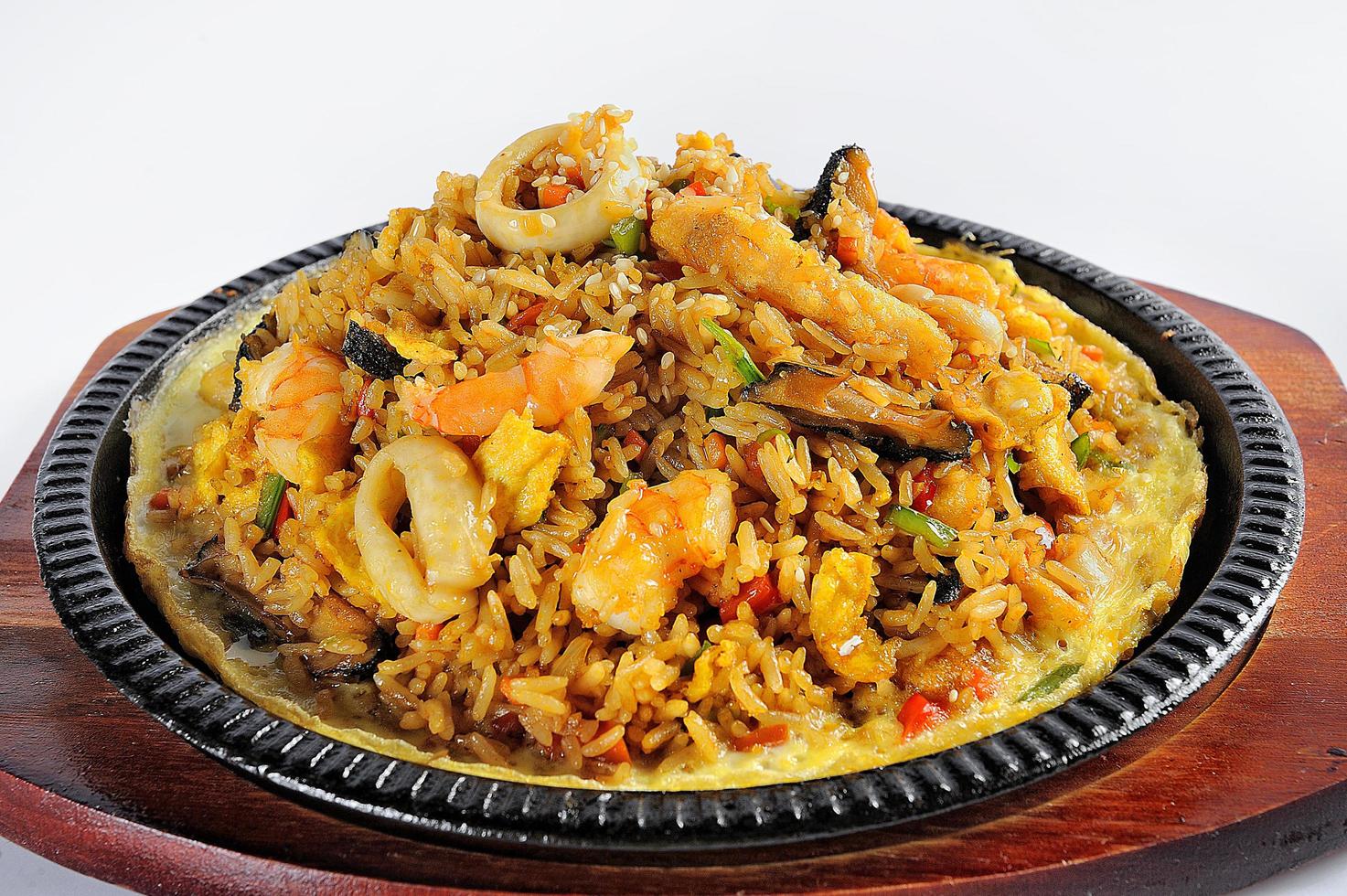peruansk mat havsmat och ris som kallas arroz con mariscos foto