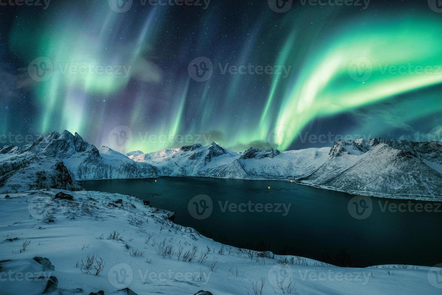 segla toppar på ön senja med norrsken norrsken på vintern foto