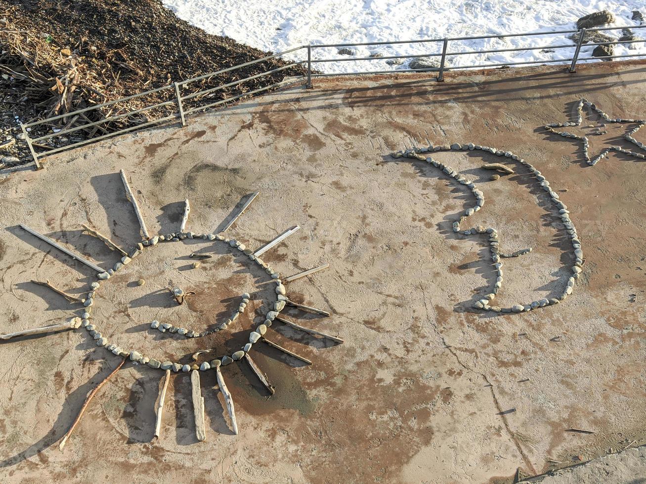 stenskulptur i form av sol och måne foto