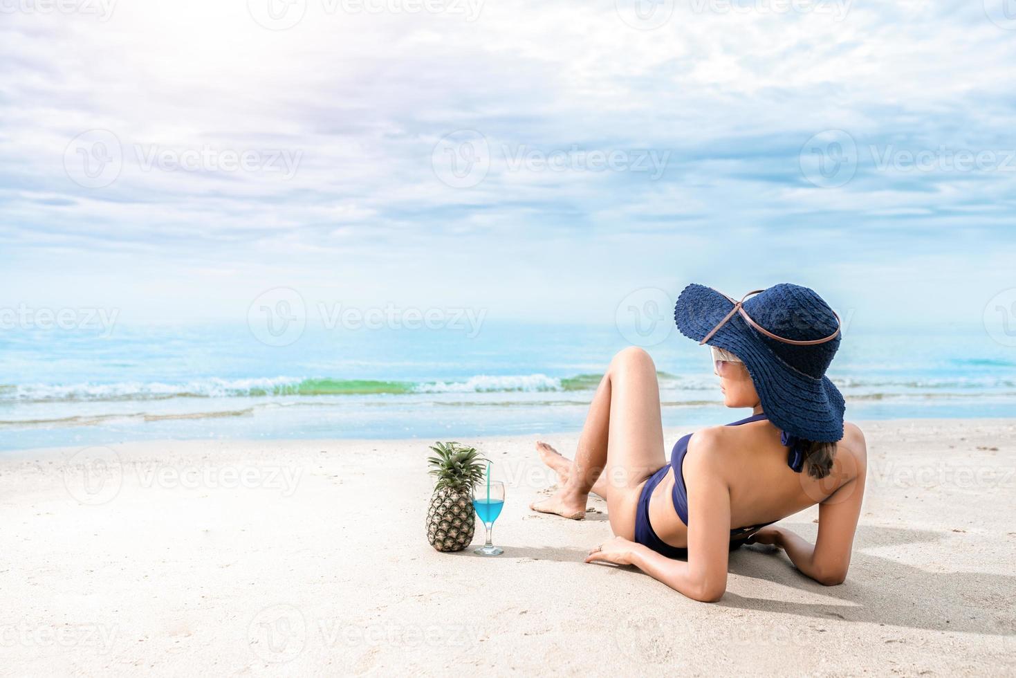 sexig kvinna i den blå bikinin på stranden foto