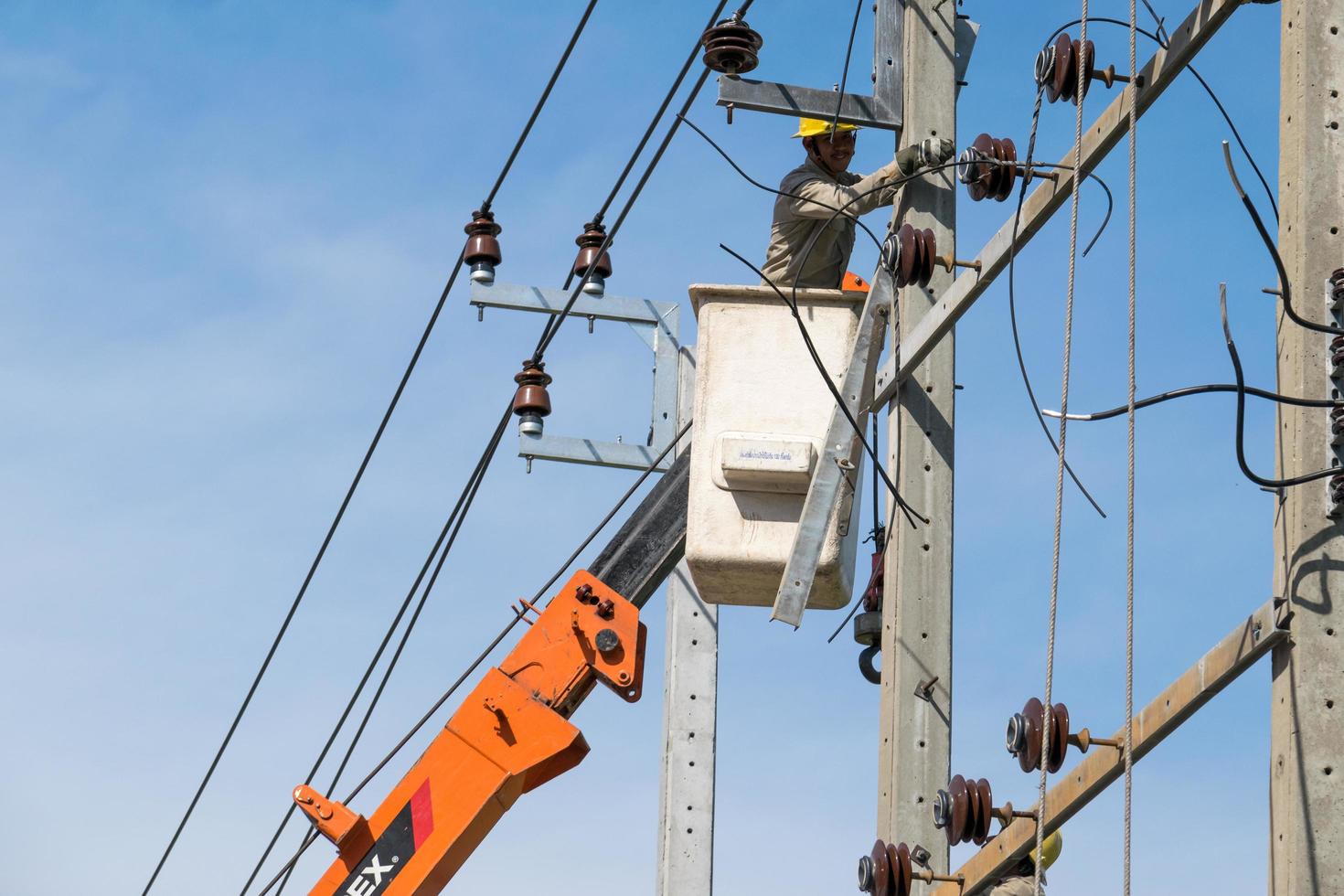 bangkok, thailand 2015 - elektriker som arbetar för att reparera kraftledningar foto