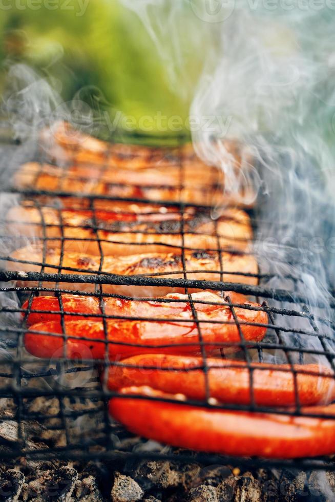 grill med eldig korvkorv på grillen foto