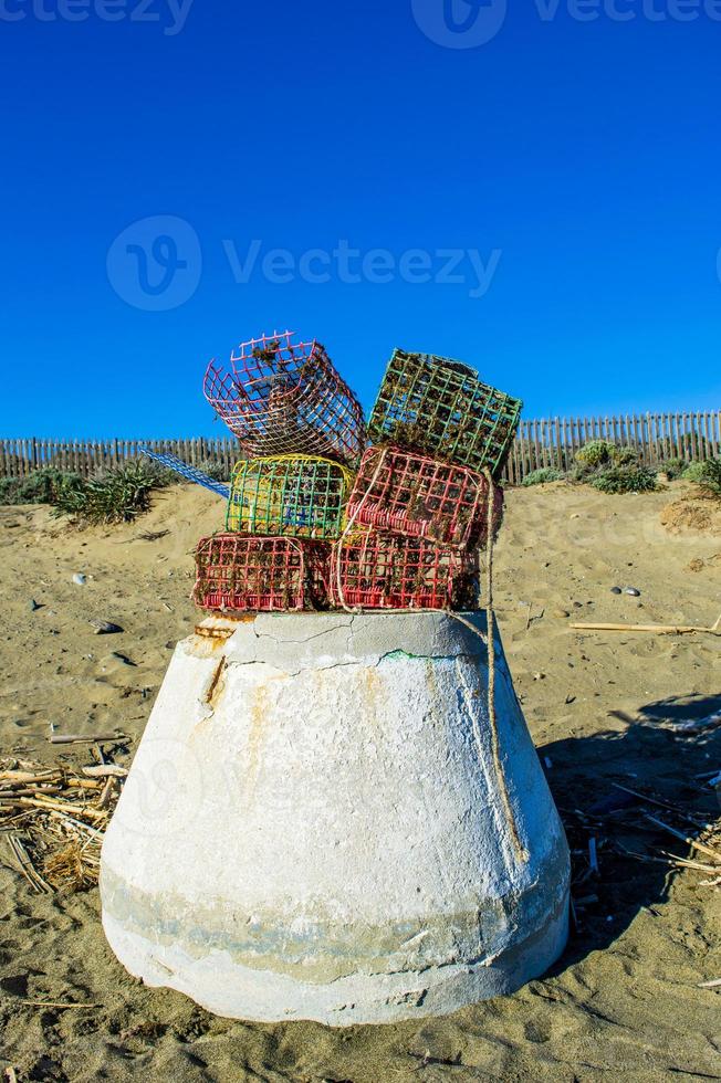 färgglada korgar på stranden foto