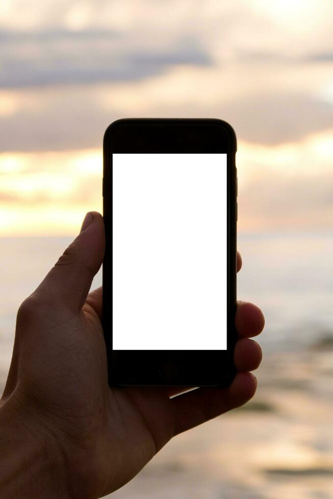 beskurna skott se av man eller kvinnor händer innehav smart telefon attrapp v12.0 foto