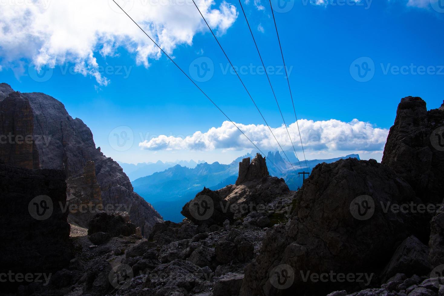 parallella linjer mellan dolomitstopparna foto