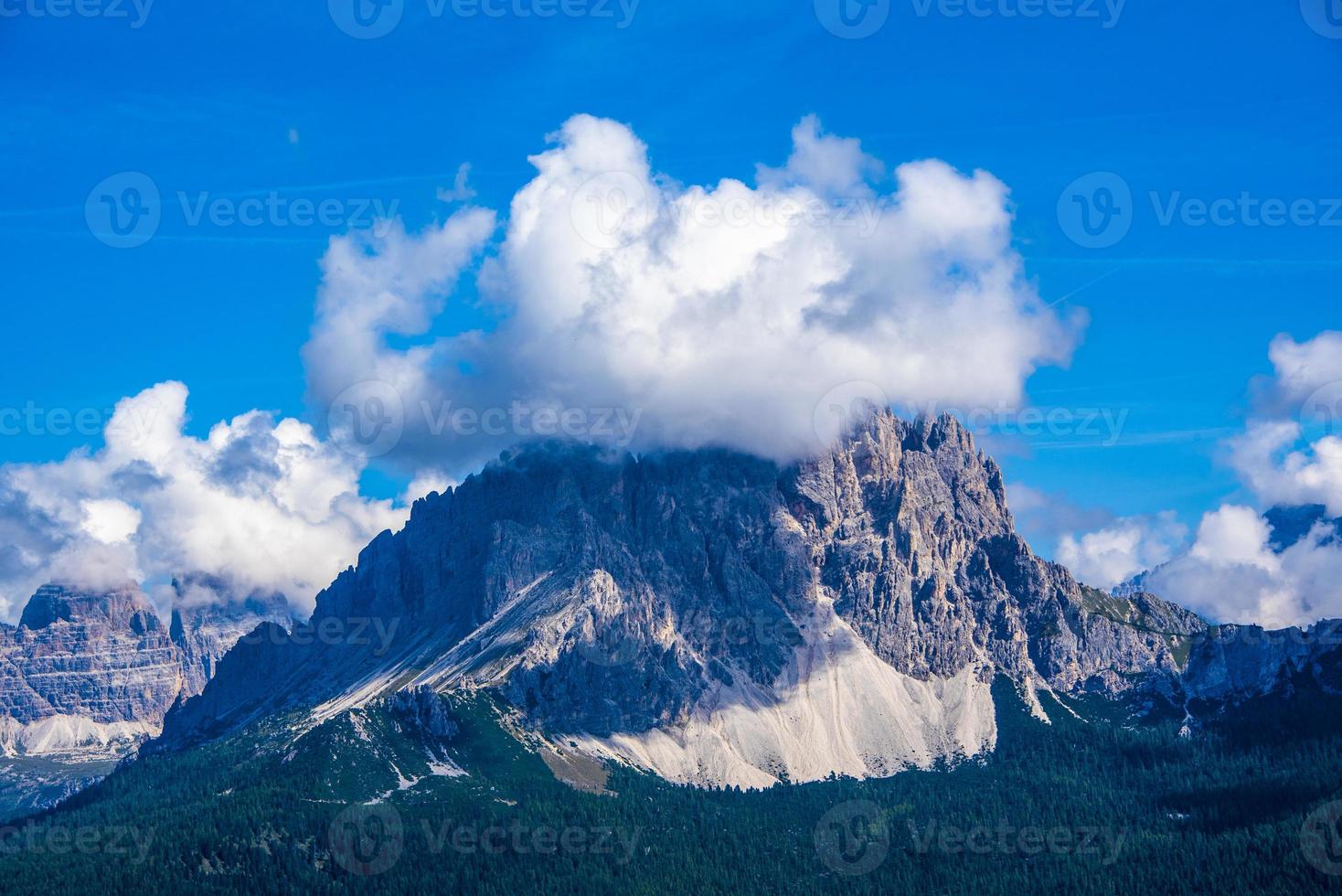 moln och toppar av dolomiterna foto