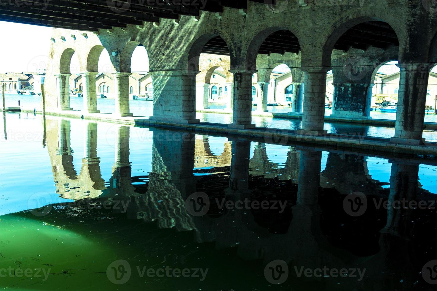 bryggor i arsenale i Venedig foto