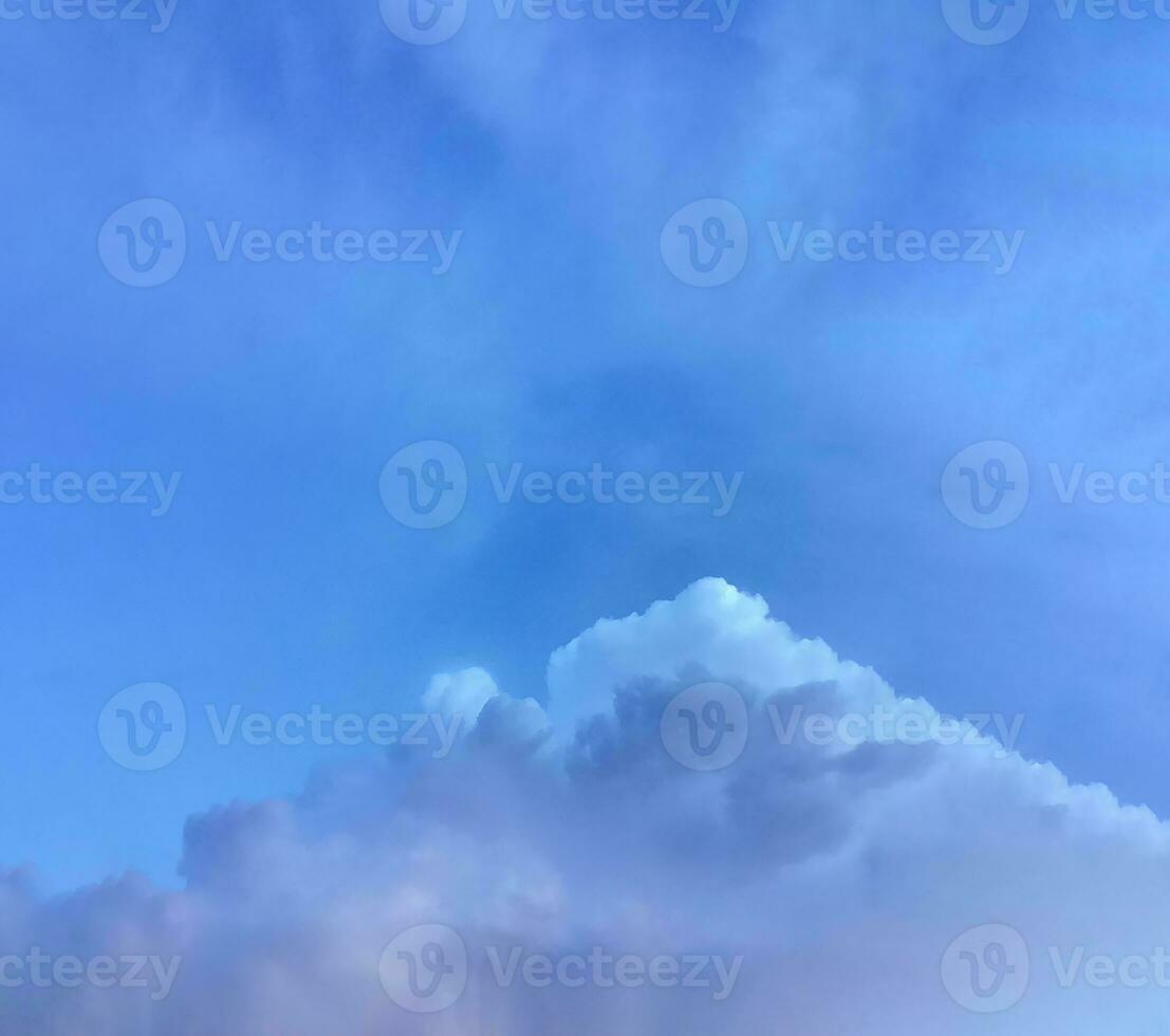 vitt molnigt i blå himmel naturlig bakgrund, kopiera utrymme för att skriva text foto