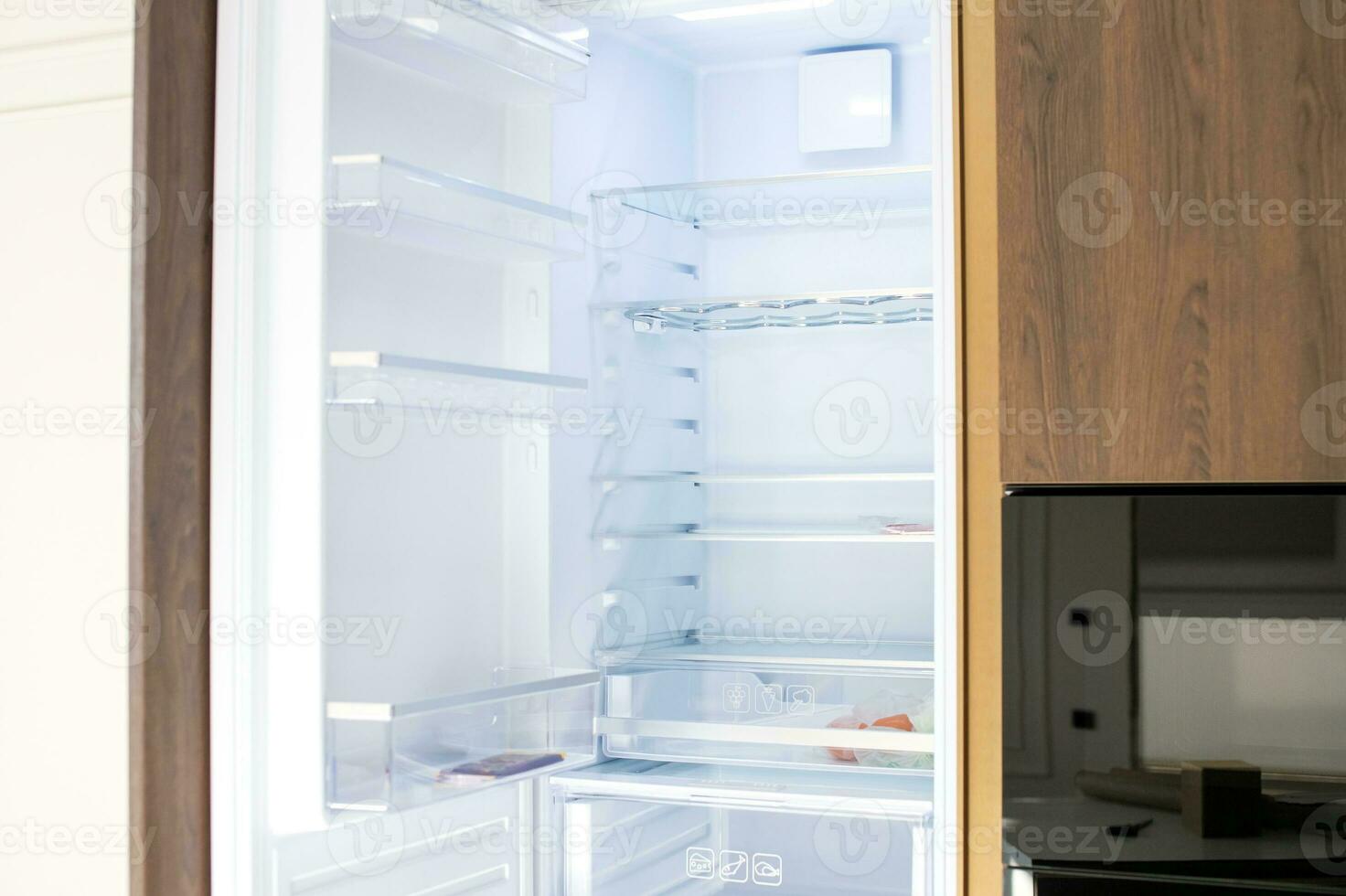 kök möbel med ett öppen tömma kylskåp foto