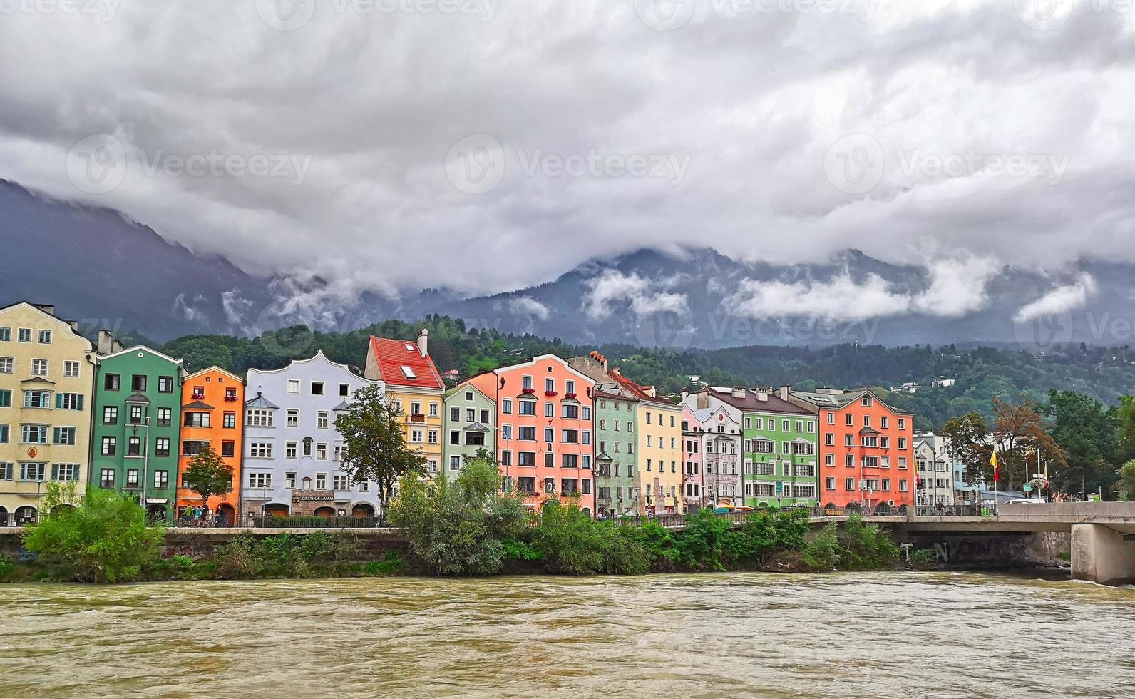 färgglada byggnader i Innsbruck, Österrike foto