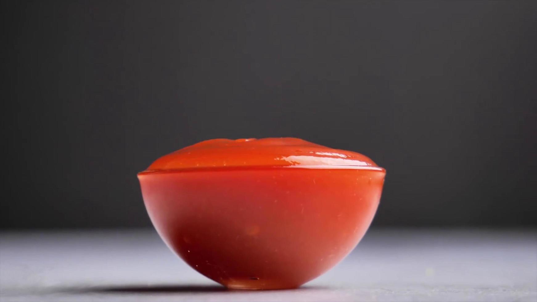 närbild makrofotografering av en skål full av tomatketchup i en vit bakgrund foto