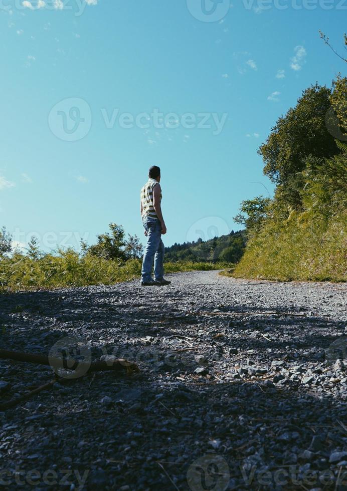 man vandrar i berget foto