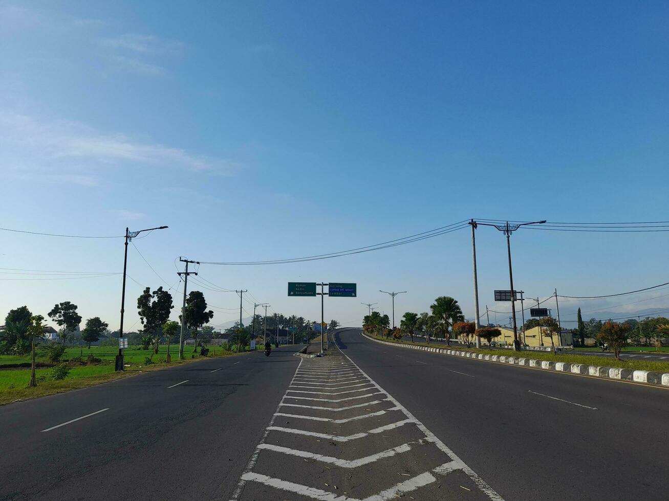 lombok ö, indonesia.20 Maj 2023. långsam och snabb körfält skilje tecken på väg i lombok ö, indonesien foto