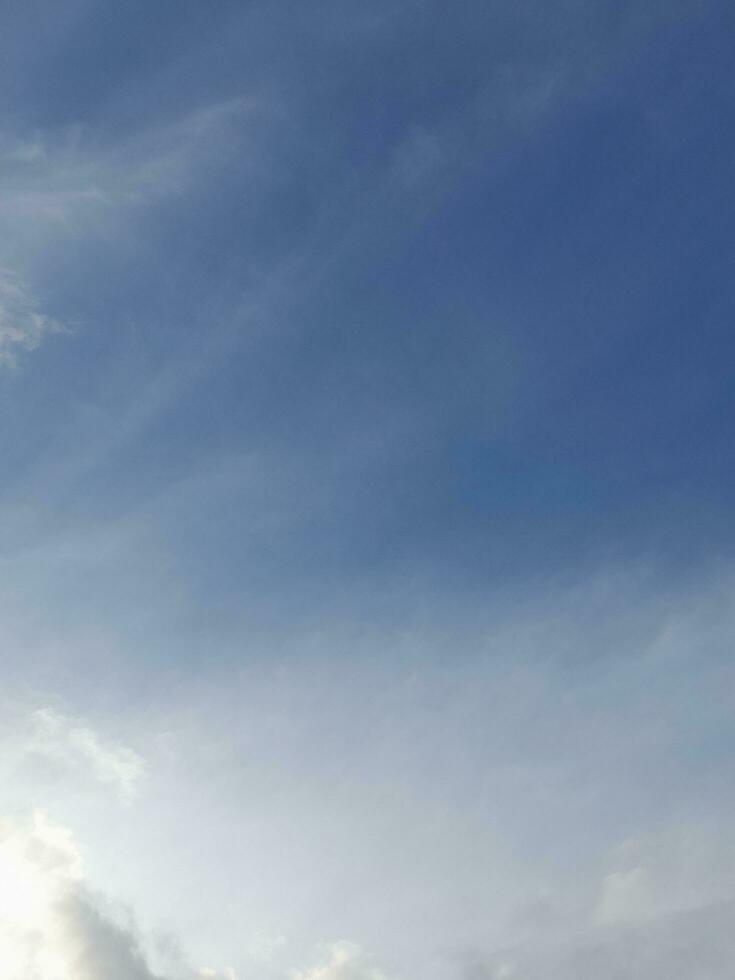 de vit moln på de blå himmel är perfekt för de bakgrund. skys på lombok ö, indonesien foto