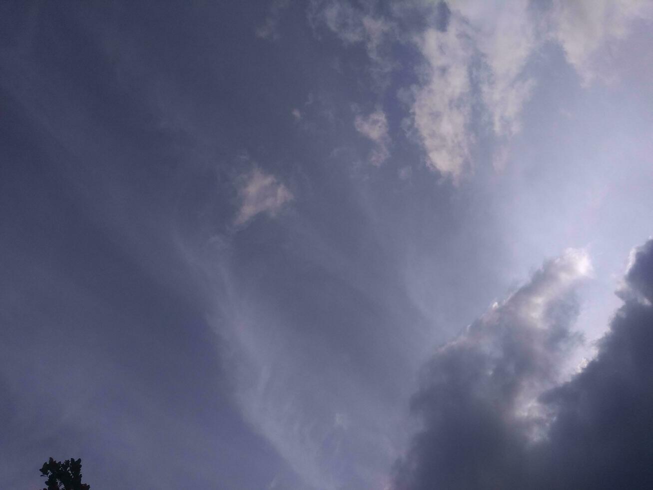 vit moln i de blå himmel. skön ljus blå bakgrund. ljus molnig, Bra väder. lockigt moln på en solig dag. foto