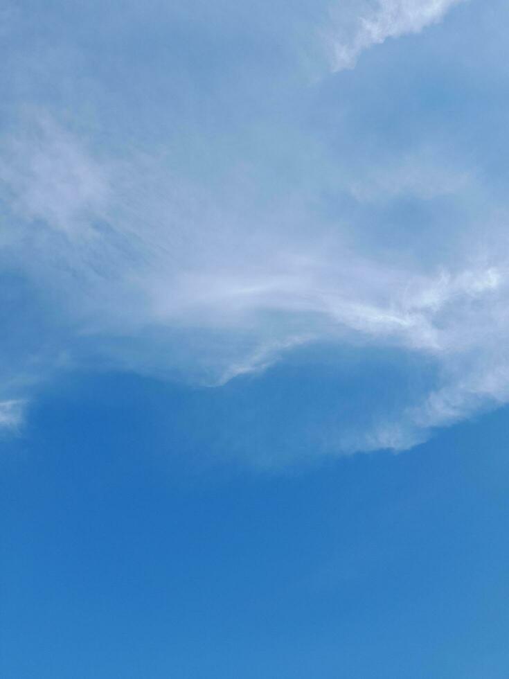 de vit moln på de blå himmel är perfekt för de bakgrund. skys på lombok ö, indonesien foto