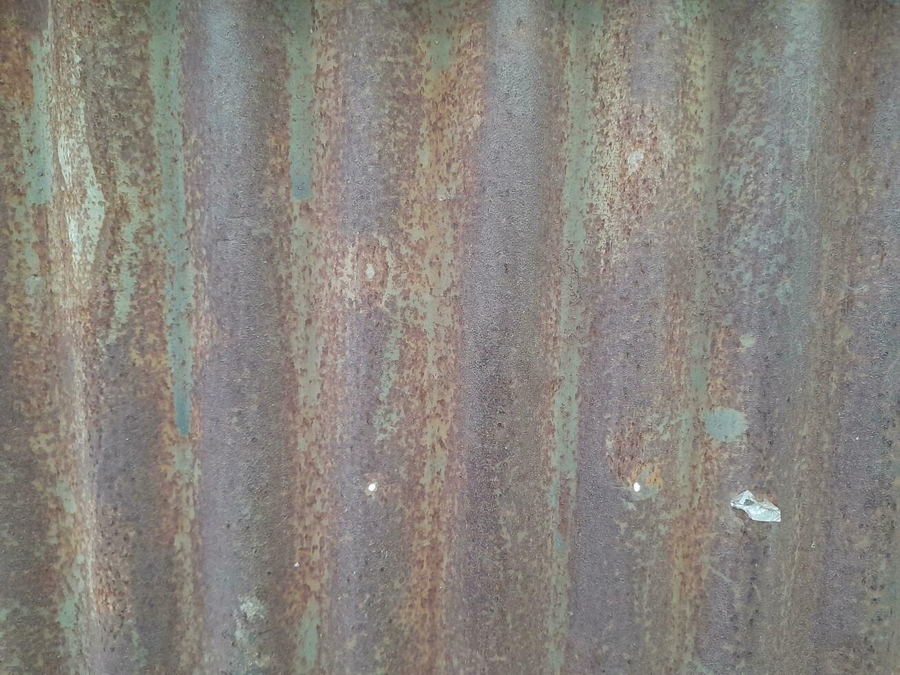 konstnärlig av gammal och rostig zink ark vägg. årgång stil metall ark tak textur. mönster av gammal metall ark. rostande metall eller sidospår. korrosion av galvaniserad. bakgrund och textur i retro begrepp foto