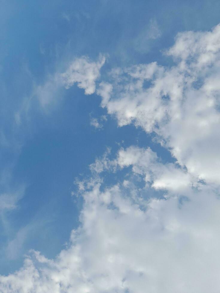 vit moln i de blå himmel. skön ljus blå bakgrund. ljus molnig, Bra väder. lockigt moln på en solig dag. foto