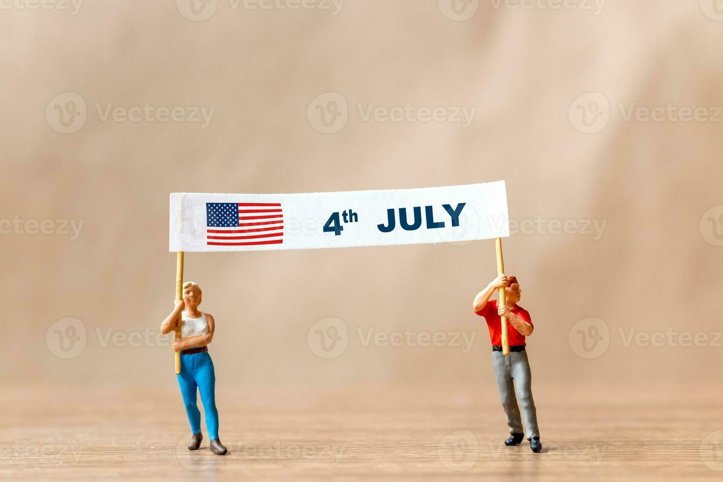 amerikaner höjning flaggor i firande av de fjärde av juli och oberoende dag foto