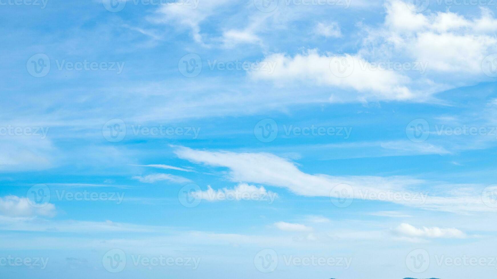 skön grupp av liten vit moln och solljus på de blå himmel perfekt för de bakgrund, ta i morgon- foto