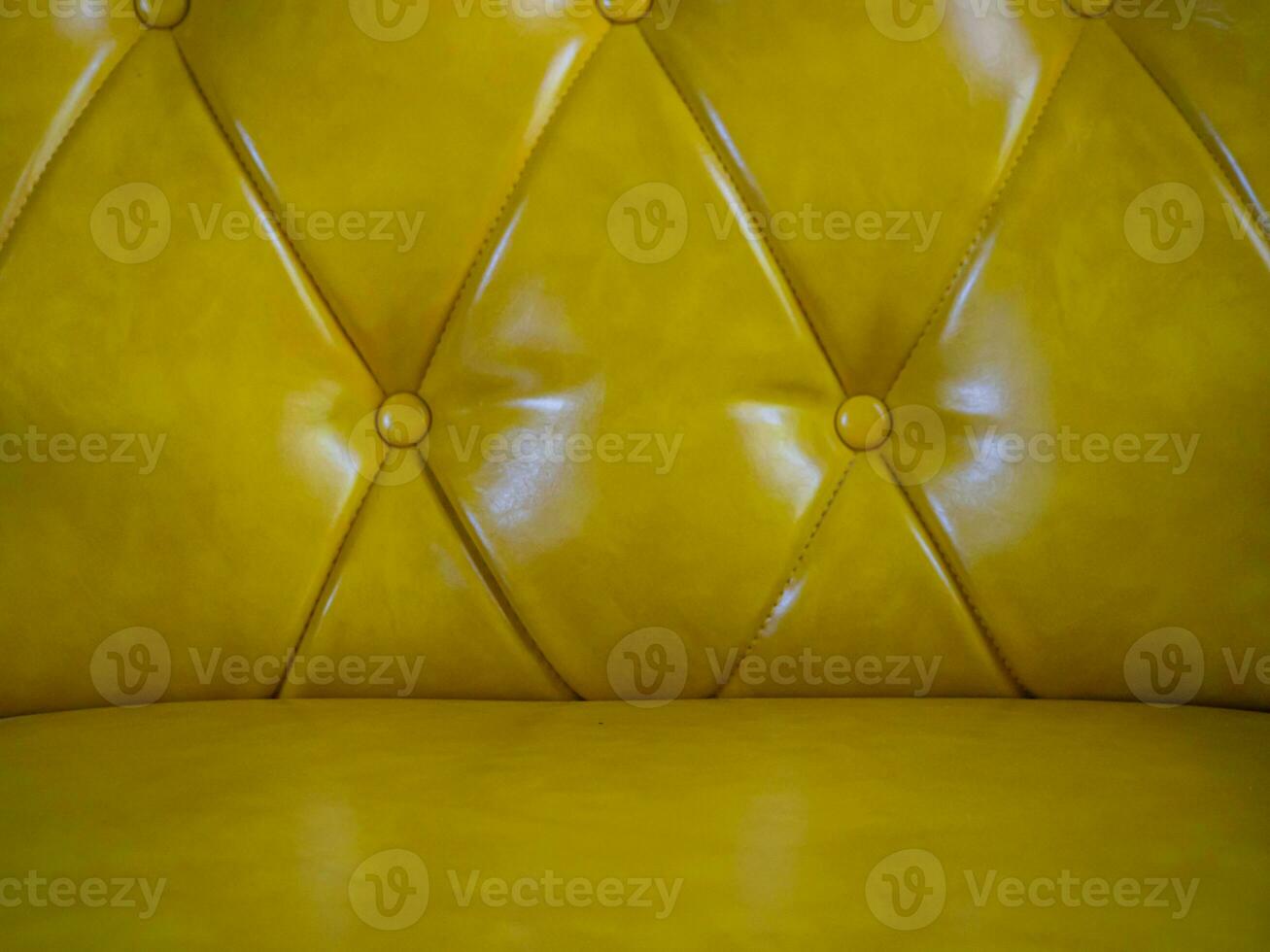textur gul sammet mönster bakgrund textil- årgång chesterfield stil mjuk rutig vävning möbel närbild mönster foto