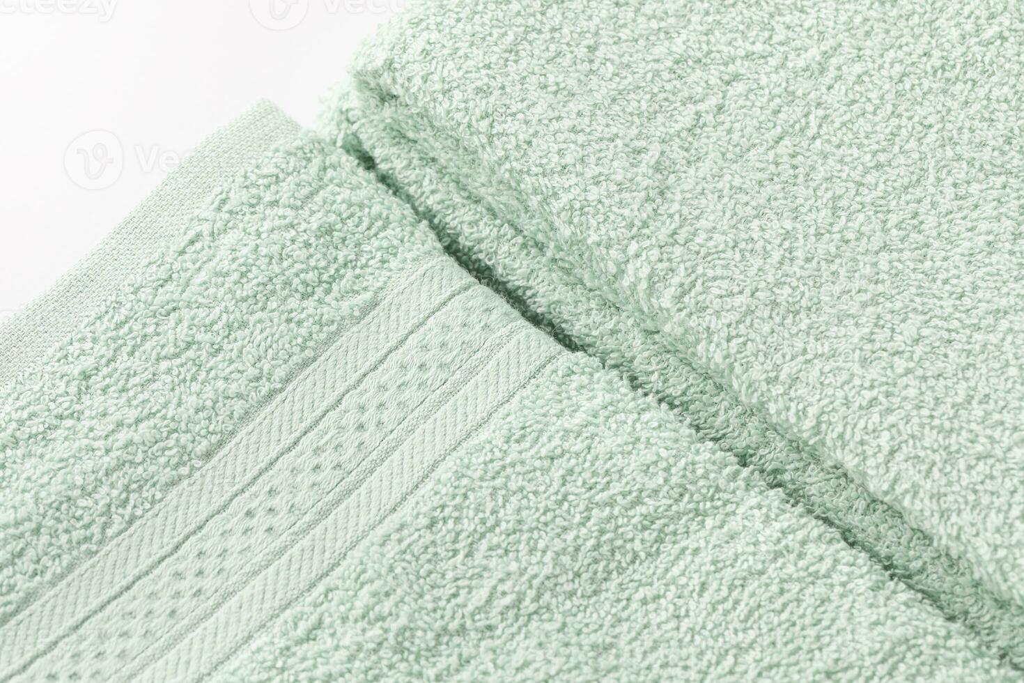 vikta mynta grön bad ark eller handdukar på vit bakgrund. närbild av textur, kopia Plats foto