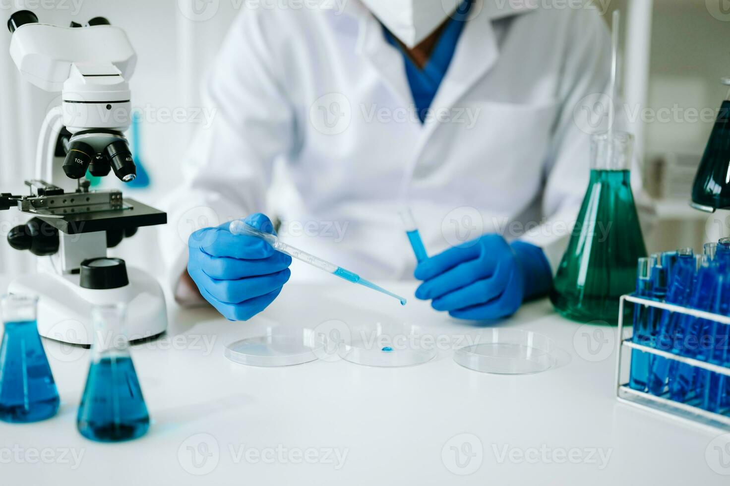 forskare blandning kemisk vätskor i de kemi labb. forskare arbetssätt i de kemisk en laboratorium foto