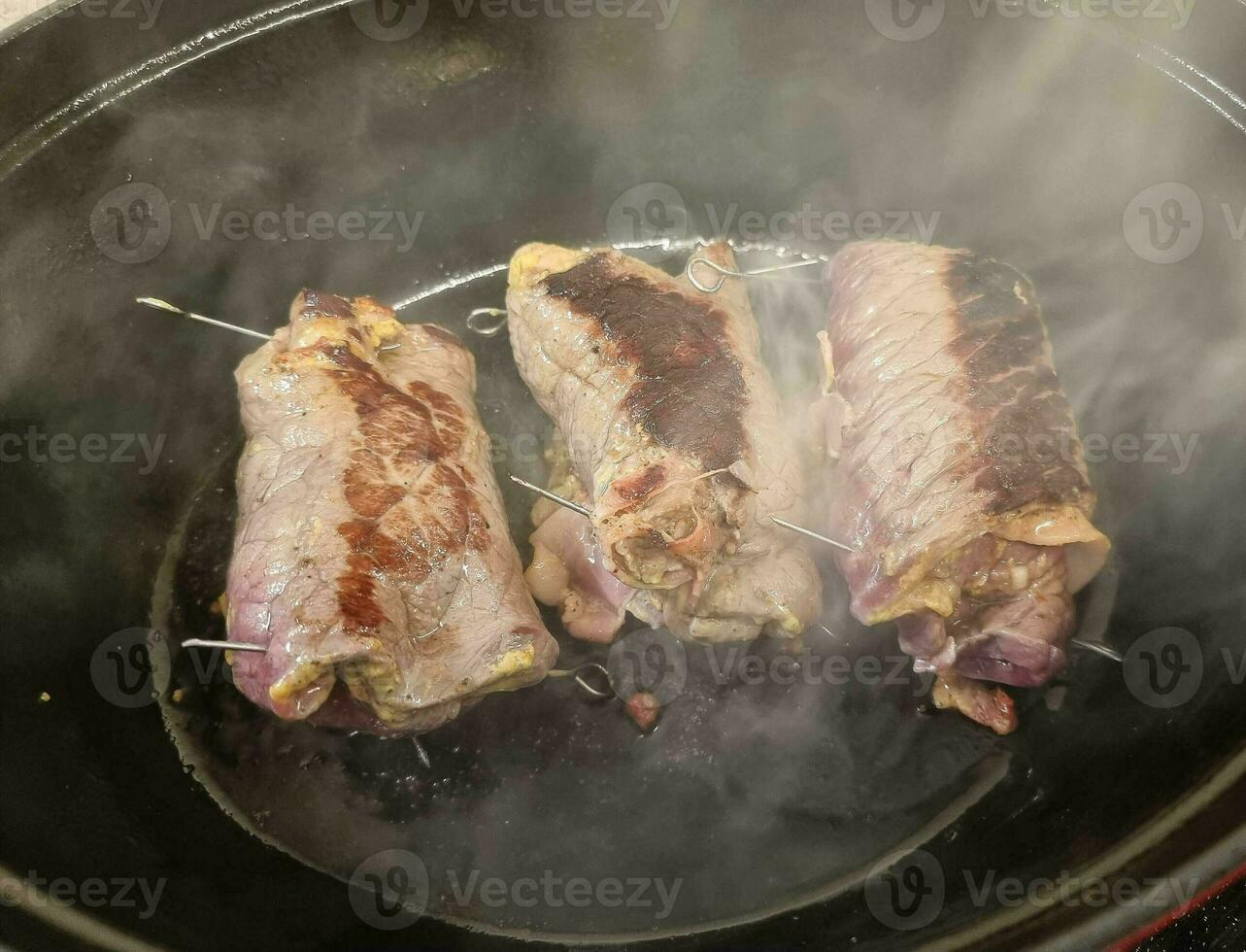 traditionell tysk mat nötkött roulade med kål och mosad potatisar foto